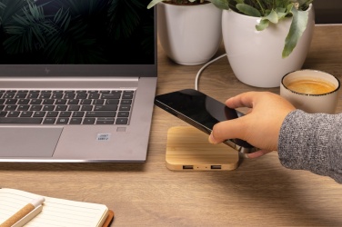 Logotrade Geschäftsgeschenke das Foto: 10W Wireless-Charger mit USB aus Bambus