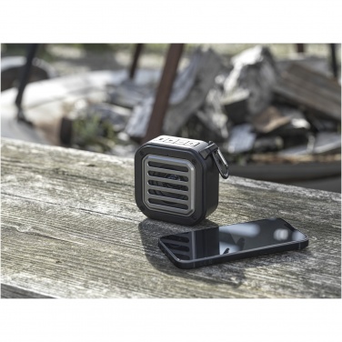 Logo trade firmakingituse pilt: Solo 3W IPX5 RCS taaskasutatud plastikust päikeseenergia Bluetooth® kõlar karabiiniga 