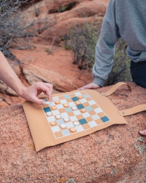 Logotrade reklaamtoote foto: Brittoni korgist kokkupandav backgammoni ja kabe mängukomplekt