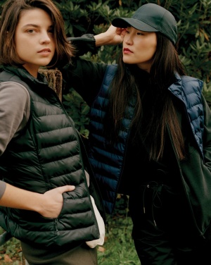 Logotrade firmakingituse foto: Iqoniq Meru naiste taaskasutatud polüestrist vest