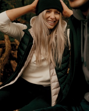 Logo trade ärikingid foto: Iqoniq Meru naiste taaskasutatud polüestrist vest