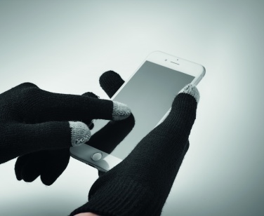 Logotrade firmakingituse foto: Talvekomplekt taaskasutatud materjalist, kindad, müts ja sall