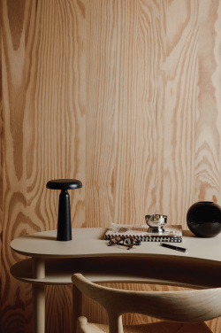 Logo trade firmakingituse pilt: VINGA Avery RCS laualamp