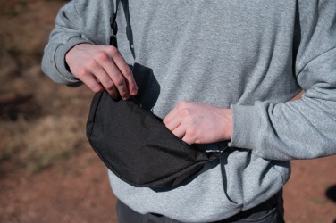 Logotrade mainoslahjat kuva: Crescent AWARE™ RPET puolikuun muotoinen crossbody -laukku
