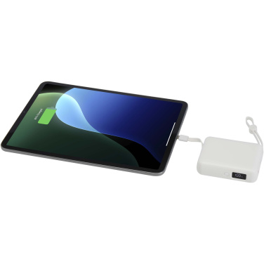 Logotrade firminės dovanos nuotrauka: „Acrux“ 10 000 mAh 35 W planšetinio kompiuterio išorinė baterija su integruotu C tipo laidu – pagaminta iš perdirbto plastiko