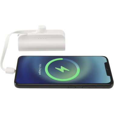 Logotrade dovana nuotrauka: „Alnair“ 5000 mAh 10 W perdirbto plastiko C tipo išorinė baterija su integruotu atlenkiamu stovu ir 2 viename laidu