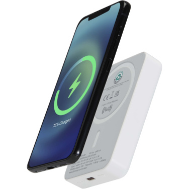 Logotrade presentreklam bild: Acrab 10 000 mAh 15 W magnetisk trådlös powerbank med 20 W PD – tillverkad av återvunnen plast