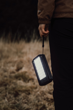 Logotrade reklamprodukter bild: Nordic Drift Titan 10.000 mAh solcells-powerbank med 3 panel